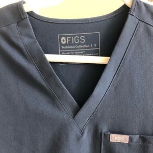 FIGS Catarina One-Pocket Scrub Top
COLOR Dark Harbor
Size Small